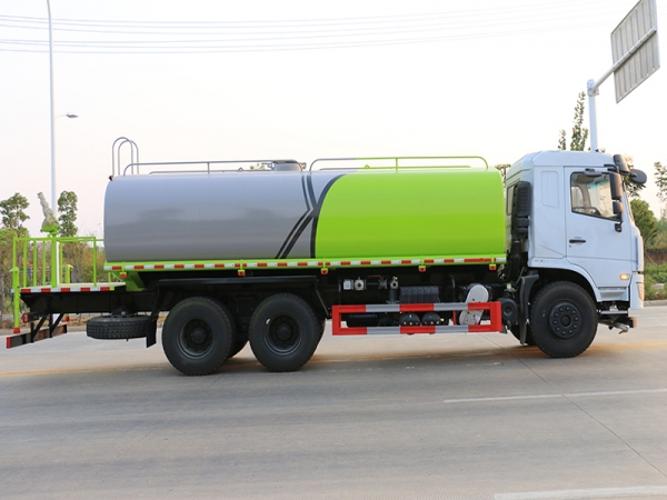 国六D3L后八轮19.3吨洒水车